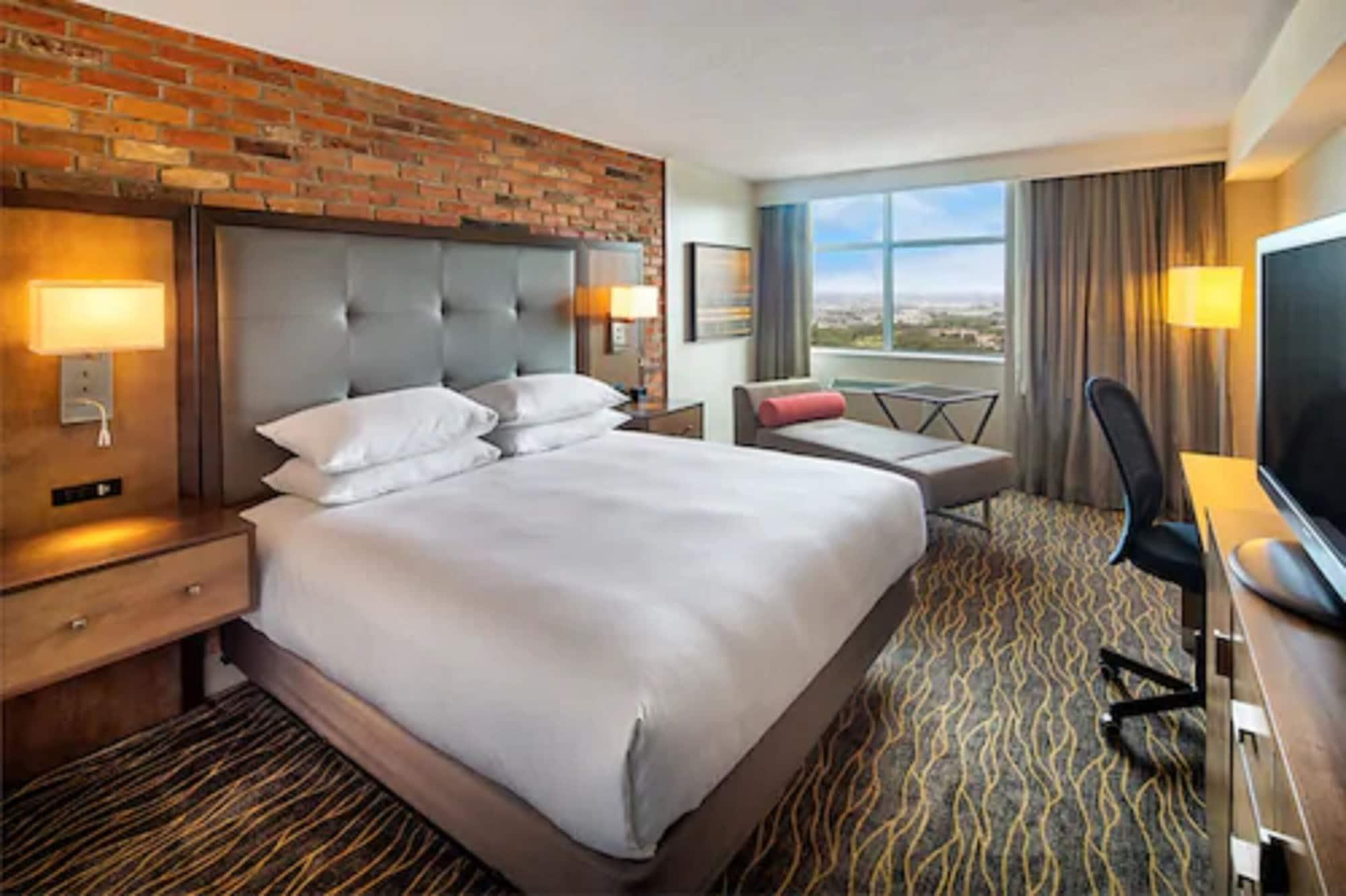 Doubletree By Hilton Airport, On Hotel